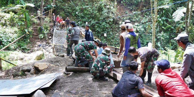 Pengelasan Besi WF Jadi Tahap Krusial Pembangunan Jembatan TMMD Ke-127 Di Desa Krisik