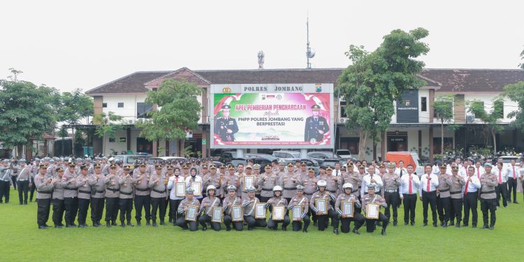 Kapolres Jombang Berikan Penghargaan kepada 15 Personel Berprestasi
