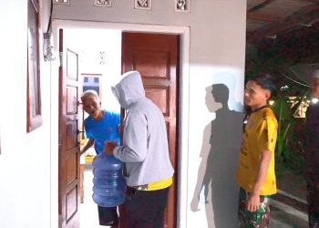 Serda Salahudin Perkuat Kemanunggalan TNI – Rakyat Lewat Gema Sahur Bersama Warga Desa Krisik