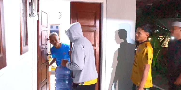 Serda Salahudin Perkuat Kemanunggalan TNI – Rakyat Lewat Gema Sahur Bersama Warga Desa Krisik