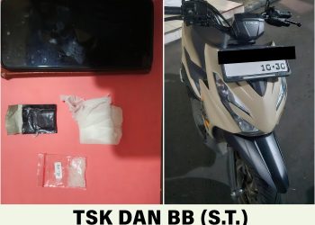 Operasi Sikat Semeru 2026 Berbuah Hasil, Jaringan Pengedar Sabu di Loceret Dibongkar Polres Nganjuk  Nganjuk – Polres Nganjuk kembali menunjukkan komitmennya dalam memberantas peredaran narkoba melalui pelaksanaan Operasi Sikat Semeru 2026. Dalam operasi tersebut, Satresnarkoba Polres Nganjuk berhasil mengamankan satu orang terduga pelaku jaringan pengedar narkotika jenis sabu di wilayah Desa Mungkung, Kecamatan Loceret, Kabupaten Nganjuk pada Rabu (25/2/2026) sore.  Kapolres Nganjuk AKBP Suria Miftah Irawan, S.H., S.I.K., M.I.K., membenarkan adanya penangkapan tersebut sebagai bagian dari upaya intensif kepolisian dalam menekan peredaran narkoba selama pelaksanaan operasi kewilayahan, Kamis (26/2/2026).  “Kami membenarkan adanya penangkapan terduga pelaku jaringan pengedar narkotika jenis sabu di wilayah Loceret. Pengungkapan ini merupakan hasil dari pelaksanaan Operasi Sikat Semeru 2026 sebagai bentuk komitmen Polres Nganjuk dalam memberantas peredaran narkoba hingga ke tingkat jaringan,” tegas Kapolres.  Terduga pelaku diketahui berinisial ST (45), warga Desa Bendungrejo, Kecamatan Berbek, Kabupaten Nganjuk. Dari tangan terduga pelaku, petugas mengamankan barang bukti narkotika jenis sabu dengan total berat bruto 2,04 gram beserta barang pendukung lainnya yang diduga digunakan dalam aktivitas peredaran.  Kasatresnarkoba Polres Nganjuk IPTU Sugiarto, S.H., menjelaskan bahwa pengungkapan tersebut berawal dari hasil penyelidikan petugas yang memperoleh informasi adanya aktivitas peredaran sabu di wilayah Kecamatan Loceret.  “Menindaklanjuti informasi tersebut, petugas melakukan penyelidikan dan berhasil mengamankan terduga pelaku saat berada di pinggir jalan wilayah Desa Mungkung. Saat dilakukan penggeledahan, ditemukan barang bukti sabu yang disimpan di saku celana terduga pelaku. Selanjutnya yang bersangkutan beserta barang bukti kami amankan ke Polres Nganjuk untuk proses penyidikan dan pengembangan lebih lanjut,” jelas IPTU Sugiarto.  Saat ini, Satresnarkoba Polres Nganjuk masih terus melakukan pengembangan guna mengungkap jaringan lain yang diduga terkait dalam peredaran narkotika tersebut.  Polres Nganjuk juga mengimbau masyarakat untuk terus berperan aktif memberikan informasi apabila mengetahui adanya aktivitas peredaran narkoba, sebagai upaya bersama menjaga generasi muda dan menciptakan situasi kamtibmas yang aman dan kondusif di wilayah Kabupaten Nganjuk.(acha)