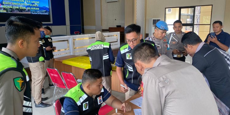 Tegas dan Bersih! Puluhan Personel Polres Nganjuk Jalani Tes Urin Mendadak, Pastikan Bebas Narkoba
