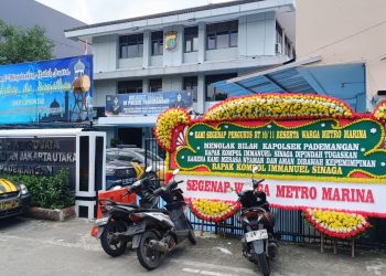 Warga Pademangan Sampaikan Aspirasi Penolakan Mutasi Kapolsek Melalui Karangan Bunga