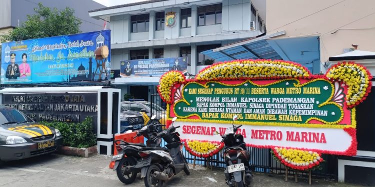 Warga Pademangan Sampaikan Aspirasi Penolakan Mutasi Kapolsek Melalui Karangan Bunga