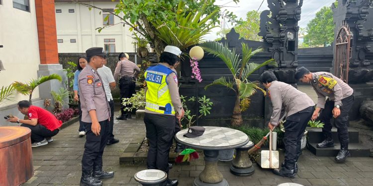 Jaga Estetika dan Kebersihan Mako, Polsek Tabanan Gelar Gerakan “AS