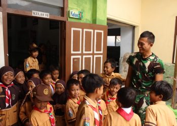 Hangatnya Kebersamaan Satgas TMMD Kodim 0809/Kediri dan Siswa MI di Desa Gadungan