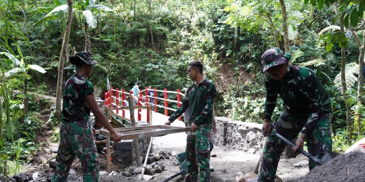 Finishing Jembatan TMMD Ke 127 Kodim 0808/Blitar, Satgas Dan Warga Percepat Akses Mobilitas