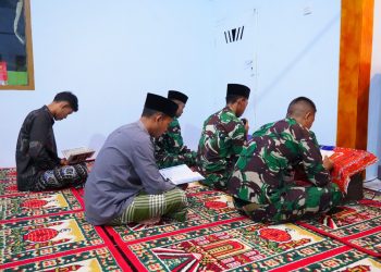 Meski Puasa Dan Bekerja Seharian, Satgas TMMD Ke 127 Kodim 0808/Blitar Tetap Laksanakan Tadarus Di Desa Krisik