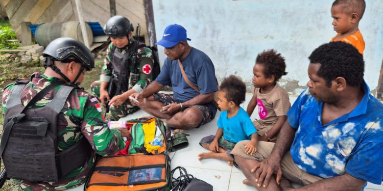 Satgas Pamtas Kewilayahan RI-PNG Yonif 410/Alg Berikan Yankes di Kampung Naikere