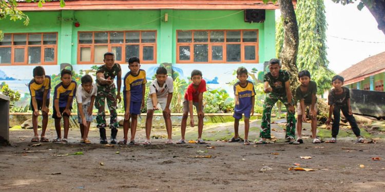 Satgas TMMD ke-12 Ajak Anak-Anak Bermain Permainan Tradisional
