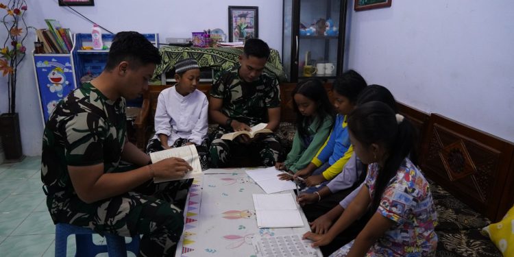 Bangun Generasi, Satgas TMMD Ke 127 Bimbing Belajar Anak-Anak Barurejo