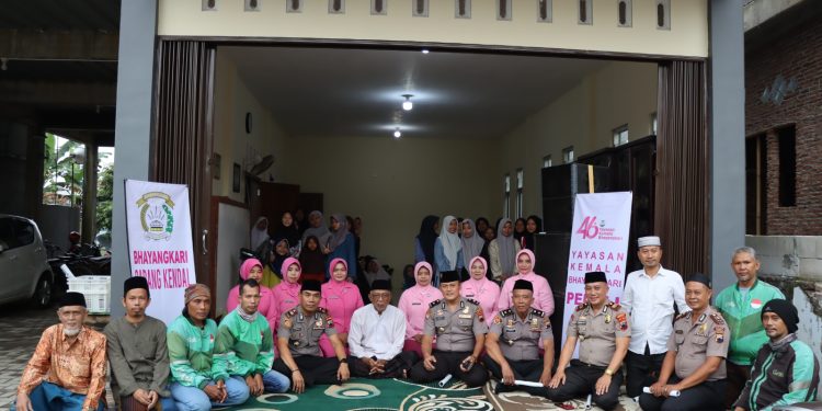 Polres Kendal Bersama Grab dan Bhayangkari Berbagi Takjil di Ponpes Al-Hidayah