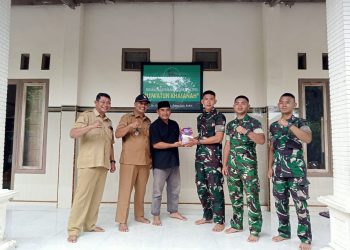 Momentum Ramadhan, Satgas TMMD ke-127 Bagikan Al Quran ke 13 Rumah Ibadah di Desa Gadungan