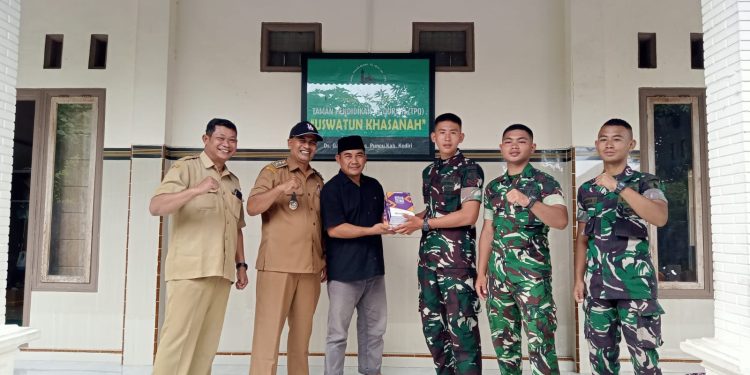 Momentum Ramadhan, Satgas TMMD ke-127 Bagikan Al Quran ke 13 Rumah Ibadah di Desa Gadungan