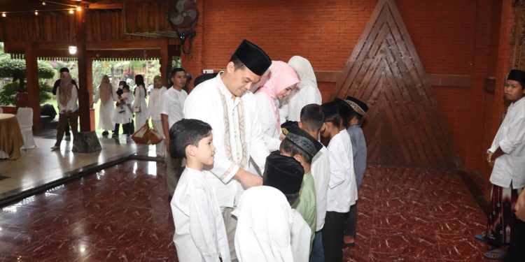 Hangatnya Ramadan, Polres Nganjuk Buka Bersama Yatim Piatu di Pendopo Andaru