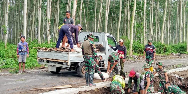 Hujan Lebat Picu Kerusakan Ringan Jalan di Desa Gadungan, Satgas TMMD dan Warga Gelar Kerja Bakti