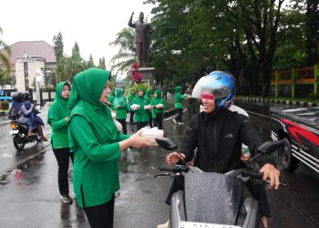 Hangatkan Ramadhan, Eratkan Silaturahmi, Dandim Boyolali Turun ke Jalan Bagikan Ratusan Paket Takjil