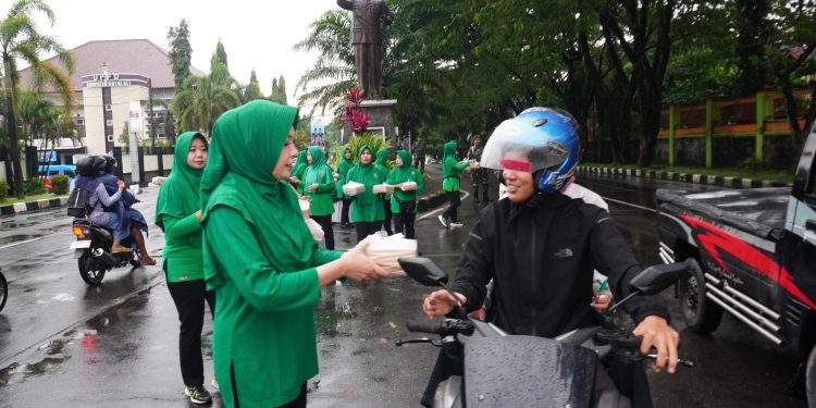 Hangatkan Ramadhan, Eratkan Silaturahmi, Dandim Boyolali Turun ke Jalan Bagikan Ratusan Paket Takjil