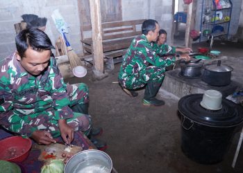 Kebersamaan TMMD Ke 127 Kodim 0808/Blitar, “Anggota Satgas Bantu Warga Memasak Di Dapur”