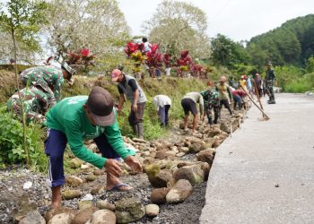 Pemasangan Berem Jalan Terus Dikebut Satgas TMMD Ke 127 Kodim 0808/Blitar Bersama Warga