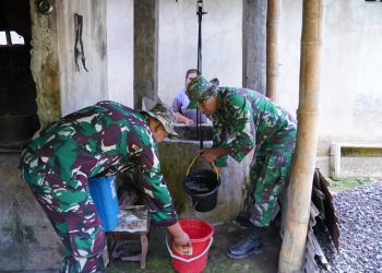 Wujudkan Kemanunggalan, Satgas TMMD Ke 127 Kodim 0808/Blitar Ringankan Beban Warga Menimba Air