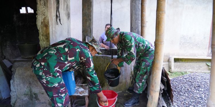Wujudkan Kemanunggalan, Satgas TMMD Ke 127 Kodim 0808/Blitar Ringankan Beban Warga Menimba Air