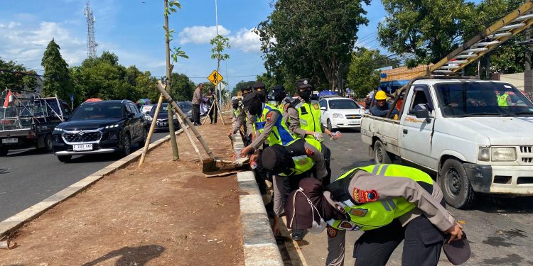 Usai Sidang Putusan, Personel Polresta Pati Bersihkan Area Pengadilan Negeri