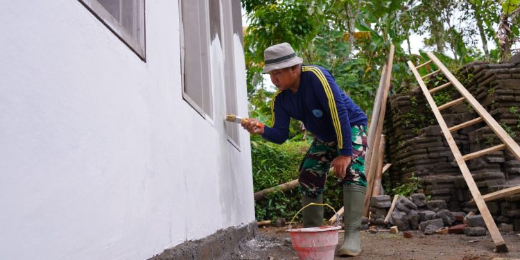Kejar Target, Satgas TMMD Ke 127 Kodim 0808/Blitar Mulai Tahap Finishing RTLH Mbah Nyatemi