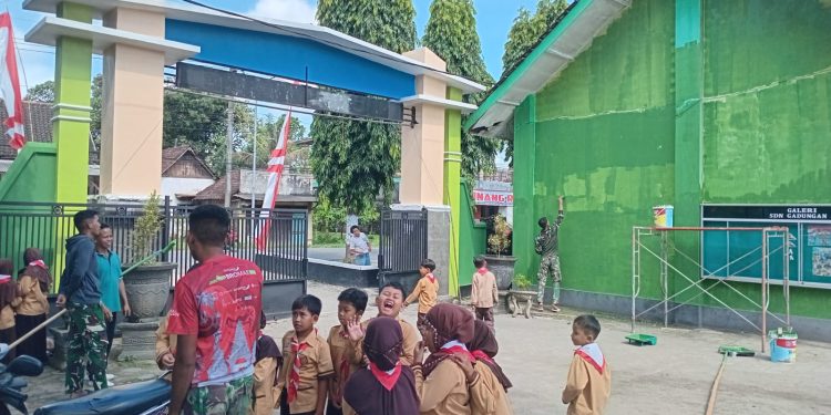 Kedekatan Satgas TMMD Kodim Kediri dengan Siswa Warnai Aktivitas di SDN Gadungan 4