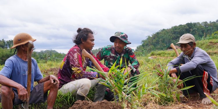 Disela Kesibukan, Satgas TMMD KE-127 Kodim 0808/Blitar Jalin Keakraban Bersama Petani Di Desa Krisik