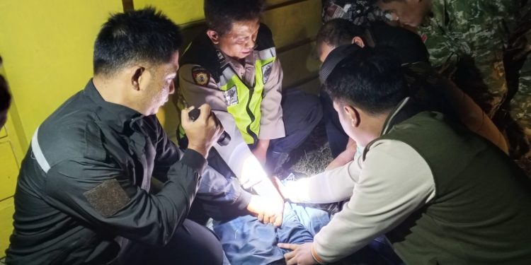 Polisi Evakuasi ODGJ yang Mengamuk di Adimulyo, Sempat Ancam Warga dengan Senjata Tajam