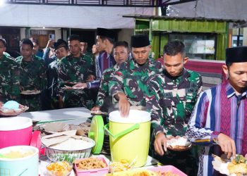 Hangatnya Kebersamaan, Satgas TMMD Ke 127 Kodim Blitar Buka Puasa Dan Tarawih Bersama Ansor Di Desa Krisik