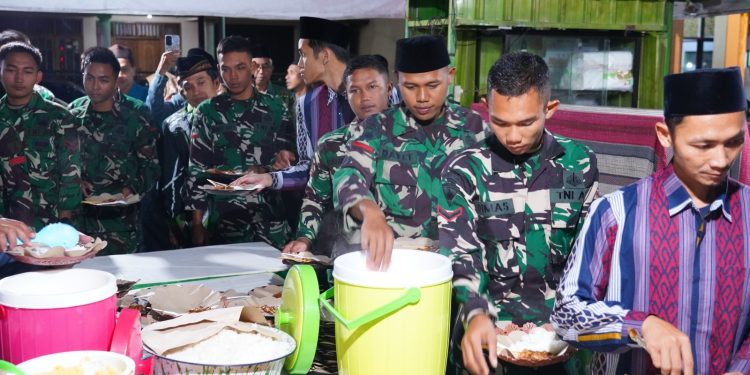 Hangatnya Kebersamaan, Satgas TMMD Ke 127 Kodim Blitar Buka Puasa Dan Tarawih Bersama Ansor Di Desa Krisik