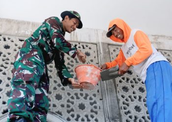 Satgas TMMD Marinir Rehabilitasi Musholla Al Ikhlas di Desa Gadungan