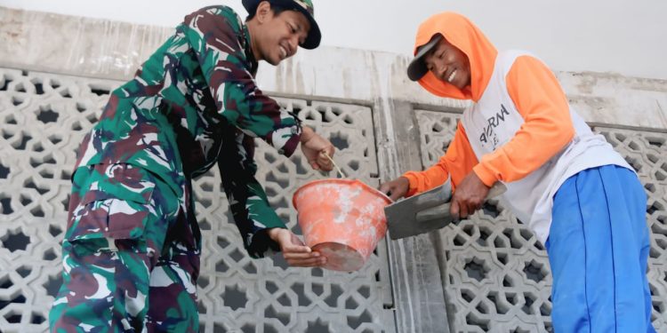 Satgas TMMD Marinir Rehabilitasi Musholla Al Ikhlas di Desa Gadungan