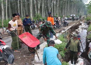 Satgas TMMD 127 dan Warga Gadungan Gotong Royong Perkuat Dinding Sungai di Jalur Tembus Kapasan–Sumber Bahagia