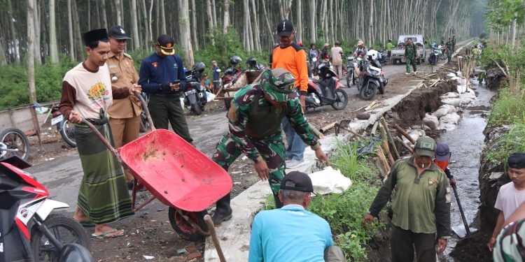 Satgas TMMD 127 dan Warga Gadungan Gotong Royong Perkuat Dinding Sungai di Jalur Tembus Kapasan–Sumber Bahagia