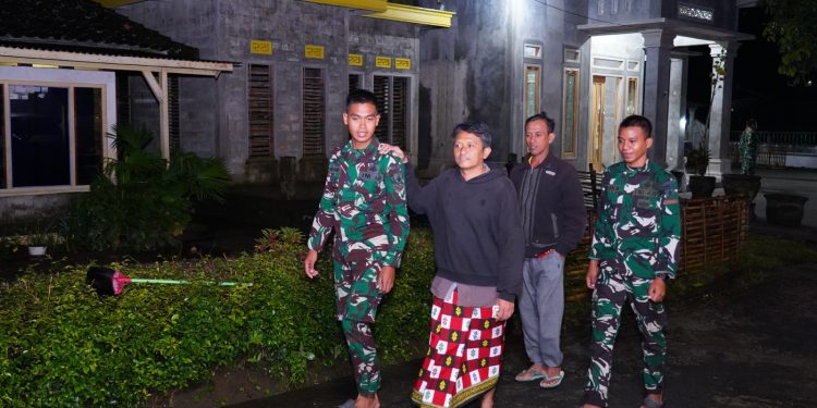 Pererat Kemanunggalan, Satgas TMMD Ke 127 Kodim 0808/Blitar Gelar Ronda Malam Bersama Warga Dusun Tirtomoyo