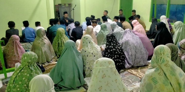 Satgas TMMD dan Siswa SDN Gadungan 4 Peringati Malam Nuzulul Qur’an