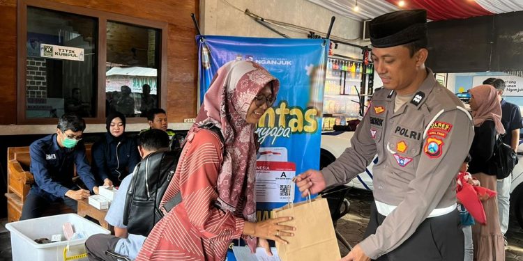 SIM Ramadan Hadir di Pujahito, Satlantas Nganjuk Layani Perpanjangan SIM Sambil Berbagi Takjil