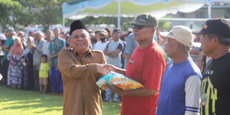 Ringankan Beban Masyarakat, Pemkab Jombang Salurkan 2.495 Bansos PPKS dan PSKS di Lapangan Pemkab Jombang