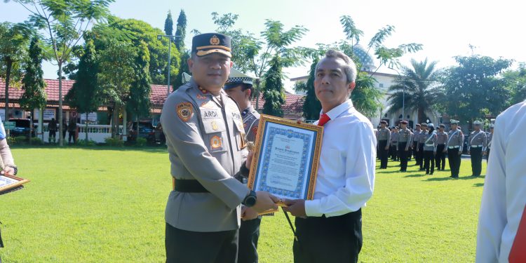 Kapolres Jombang Beri Penghargaan Enam Anggota Berprestasi