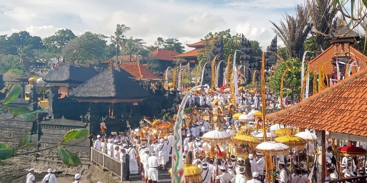 Ribuan Pemedek ikuti Upacara Melasti Desa Adat Beraban Ke Pantai Tanah Lot