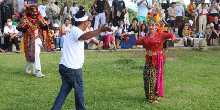 Ribuan Wisatawan Serbu DTW Tanah Lot, Saat Libur Lebaran dan Nyepi