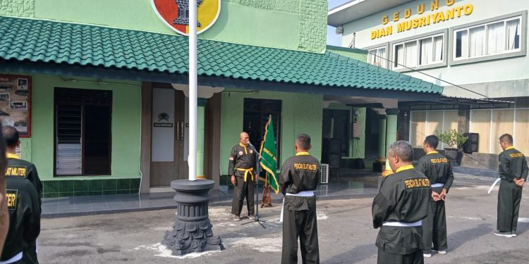 Tingkatkan Profesionalisme Prajurit, Kodim 0808/Blitar Rutin Gelar Latihan Pencak Silat Militer