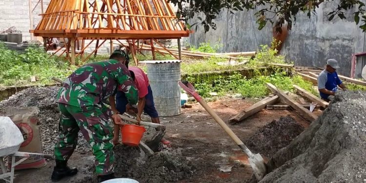 Babinsa Sumberjo Aktif Bantu Renovasi Rumah Warga Kurang Mampu Lewat Program RTLH