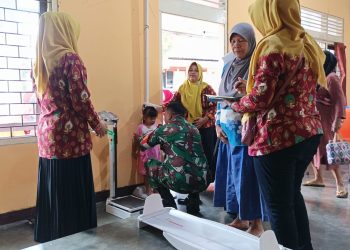 Babinsa Kotes Bersama Bidan Desa Laksanakan Posyandu, Wujudkan Kesehatan Masyarakat