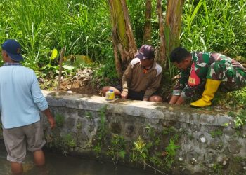 Sinergi Babinsa Dan Warga Desa Semen, Jaga Lingkungan Dan Ketersediaan Air Bersih