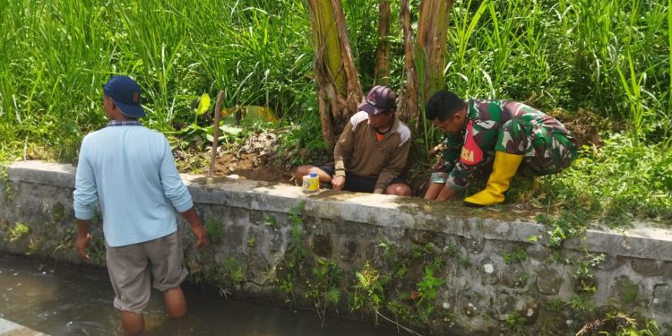 Sinergi Babinsa Dan Warga Desa Semen, Jaga Lingkungan Dan Ketersediaan Air Bersih
