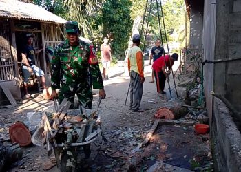 Wujudkan Hunian Layak, Babinsa Kanigoro Bahu Membahu Perbaiki Rumah Warga